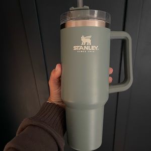 NWOT Stanley adventure quencher 40 oz shale gray